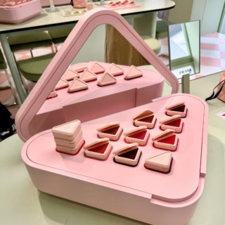 ナチュラルなピンクからモダンなモーヴまで、さまざまな肌タイプを引き立てます!プラダ タッチ 全8色¥6,930 (プラダ ビューティ) ※4月17日プラダ ビューティ トウキョウ先行発売、5月1日全国発売