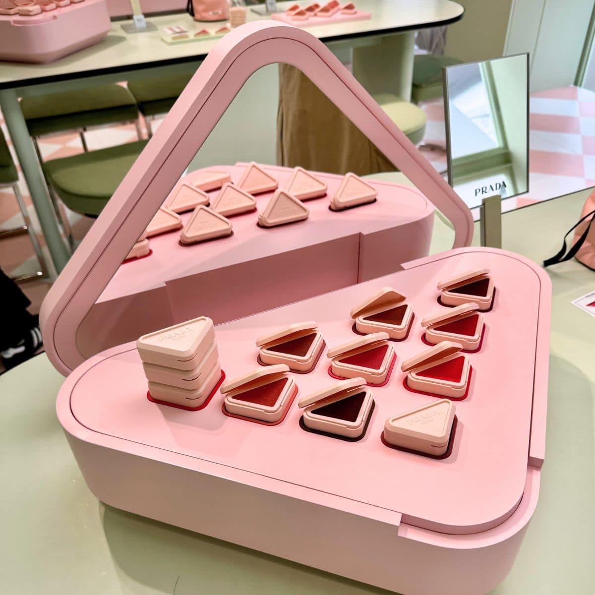 ナチュラルなピンクからモダンなモーヴまで、さまざまな肌タイプを引き立てます！プラダ タッチ 全8色¥6,930 (プラダ ビューティ) ※4月17日プラダ ビューティ トウキョウ先行発売、5月1日全国発売