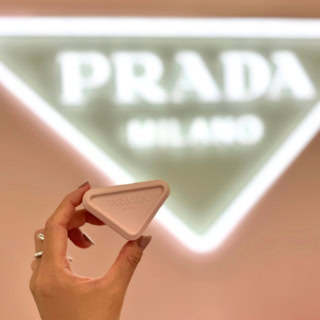 「プラダ タッチ」はケースを重ねられる仕様になっており、思わず集めたくなるようなデザインも魅力のひとつ。重ねていく楽しさも相まって、日常に取り入れるのがより楽しみになりそう♡