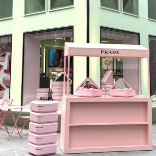 会場でまず目を引く、思わず「可愛い!」と声が出てしまうピンクスタンド。ここでしか体験できない特別な空間で、店内だけでなく外でも「プラダ タッチ」の世界観に浸れるのが魅力です♡