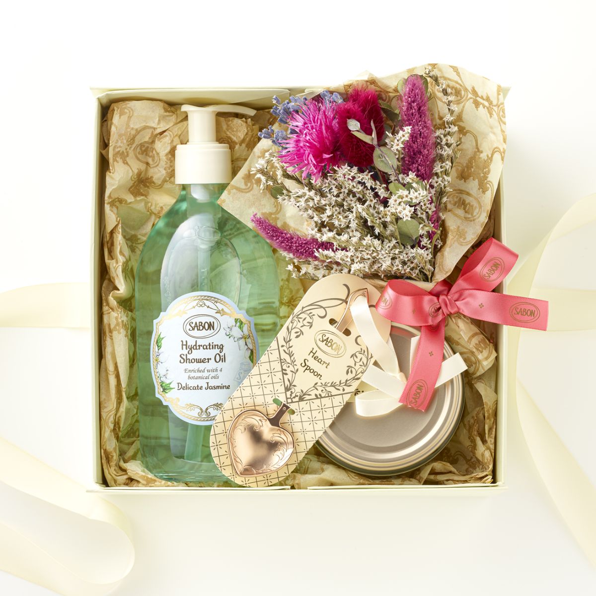 母の日にぴったりのフラワーブーケがセットになった「アレンジメントフラワーキット」は、特別感のある贈り物を探している方におすすめ。アレンジメントフラワーキット スペシャル（ハイドレイティング シャワーオイル 500mL、ボディスクラブ 320g、フラワーブーケ、ハートスプーン、ギフトボックス）¥11,000 ※4月16日予約開始／公式オンラインストア限定(SABON)