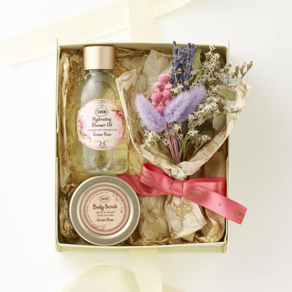 シャワーオイルやボディスクラブとともに、見た目にも華やかなギフトボックスが用意されており、開けた瞬間に心が華やぐような一品！アレンジメントフラワーキット（ハイドレイティング シャワーオイル 300mL、ボディスクラブ 60g、フラワーブーケ、ギフトボックス）全2種 ¥6,930 ※4月16日予約開始（公式オンラインストアのみ）／公式オンラインストア・楽天・LINEギフト限定 (SABON)