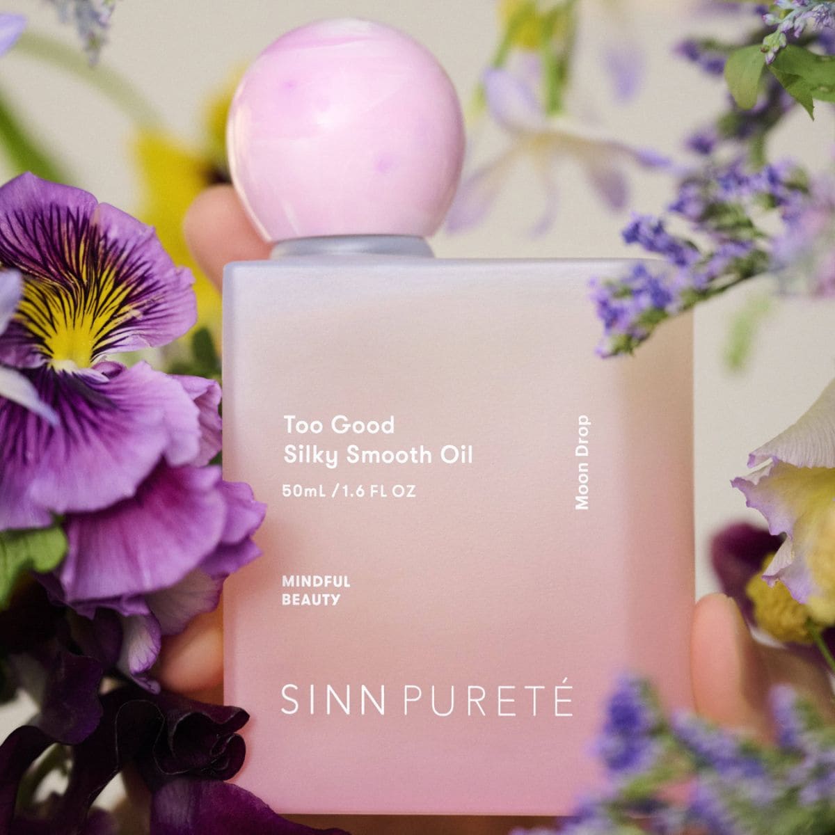 ふと気分を上げたいときに。やわらかな甘さと軽やかな余韻が、心をやさしく満たしてくれる。こちらも限定パッケージでギフトにもおすすめ! トゥーグッド シルキースムースオイル Moon Drop(月雫)50mL ¥4,290 (SINN PURETÉ) ※5月20日先行発売、6月1日一般発売