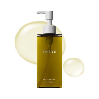 なめらかなオイルがやさしくなじみ、ストレスなくメイクオフできる使い心地。精油の香りに包まれながら、クレンジングの時間が自然とリセットタイムに変わる感覚が印象的! THREE バランシング クリア クレンジング オイル 〈メイク落とし〉 185mL ¥5,060、リフィル 180mL ¥4,620 (TRHEE)※5月15日発売