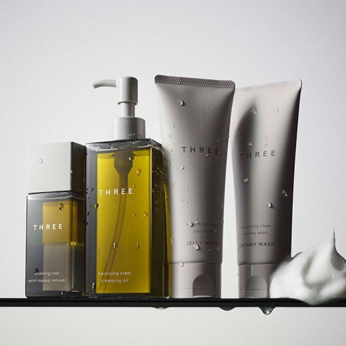 ライン使いでクレンジングから洗顔までが自然とつながるような使い心地に！香りに包まれながらケアする時間が心地よく、毎日のルーティンが整う感覚を味わえます。 (右から)THREE バランシング クリア クリーミー ウォッシュ〈洗顔料〉100g ¥4,400、THREE バランシング クリア ジェリー ウォッシュ〈洗顔料〉100g ¥4,400 、THREE バランシング クリア ポイントメイクアップ リムーバー〈目もと・口もと用メイク落とし〉90mL ¥4,180（TRHEE）※5月15日発売