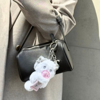 チャームとして持ち歩くだけで気分が高まる、さりげない“可愛い”のアクセントに。必要な時はキーホルダーから取り外して使える実用性も兼ね備えています♡ ぬいぐるみキーホルダー購入特典、ハングアウトキーホルダー ¥550(qruam) ※5月12日 Qoo10、qruam公式ショップにて数量限定発売