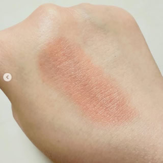 推しカラーの「50 ファーティー ピーチ」。1本で面長な印象が和らぎ、旬なムードも纏えて◎