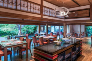嵐山御殿と称された豪壮華麗な「延命閣」の金砂子を用いた床の間や、川崎家の家紋入り七宝の釘隠などを修復・復元。組紐をイメージしたシャンデリアや朱色の家具を配した贅沢な邸宅空間。「トラディショナル」と「モダン」が融合した、風情ある大人のためのレストランです。