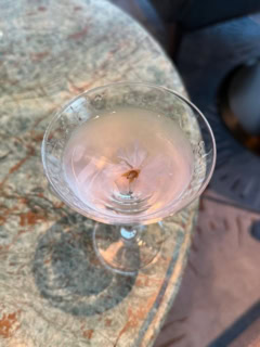 レセプションパーティでは、ニューヨークのバーの名店「Bar Goto」のオーナー後藤健太氏を迎え、桜の花びらが優雅にゆらめくカクテル「サクラマティーニ」も!