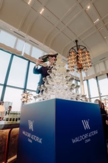 1周年を記念して行われたパーティーのスタートは、ゴージャスなシャンパンタワーから。