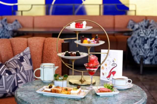 ピーコック・アレーで5月31日まで提供中の1周年記念アフタヌーンティー「エレガンス・イン・ニューヨーク モード」