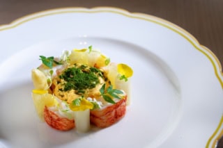 オードブル「オマール海老のポシェ」 ~眼下に広がる、瑞々しい緑の情景~