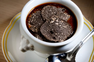 スープ「トリュフとオニオングラタンスープ」 ~邸宅のように心を包み込むひととき~