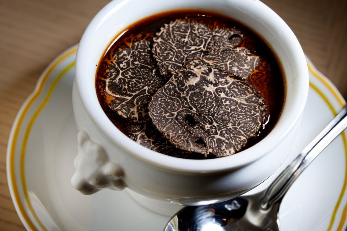 スープ「トリュフとオニオングラタンスープ」 ～邸宅のように心を包み込むひととき～