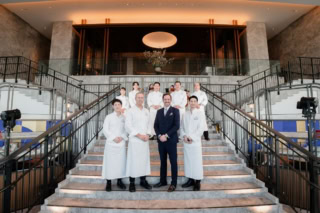 カクテルレセプションが行われた29階「ピーコック・アレー」に全シェフが集結。