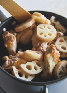 手羽元は焼いてから煮ると、風味よく仕上がる。れんこんは香りが強い“皮”をむかずに調理したほうが、エスニック味とよく合う。