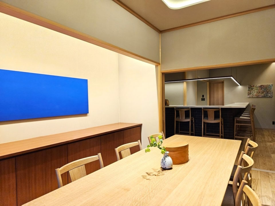 キッチンカウンターもあり、シェフを招いての食事が楽しめるのも魅力的