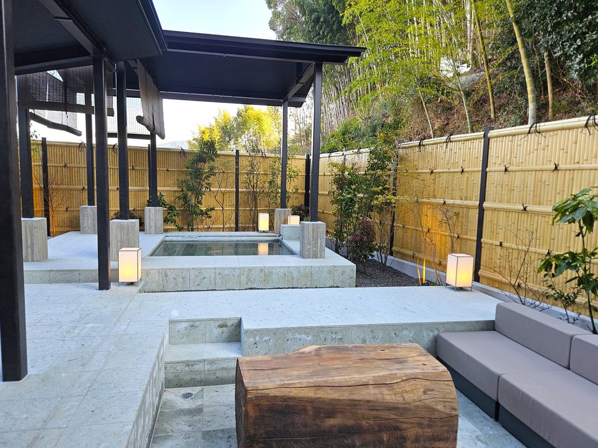 天然温泉を〝運び湯〟で楽しめる露天風呂も。