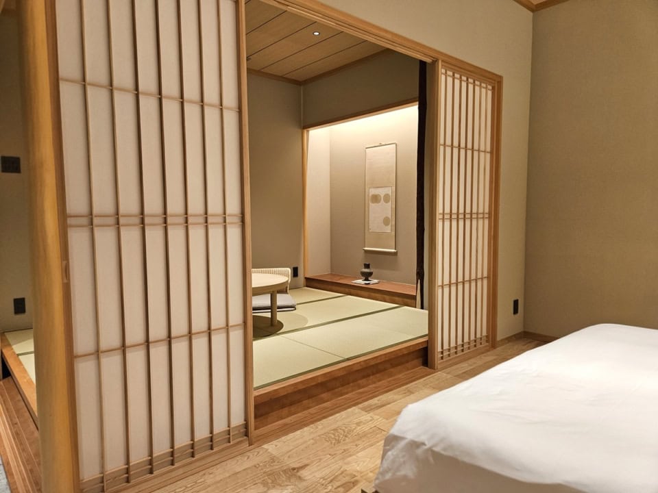 寝室はキングサイズベッド1台に＋和室も。別途最大4名まで宿泊可能。