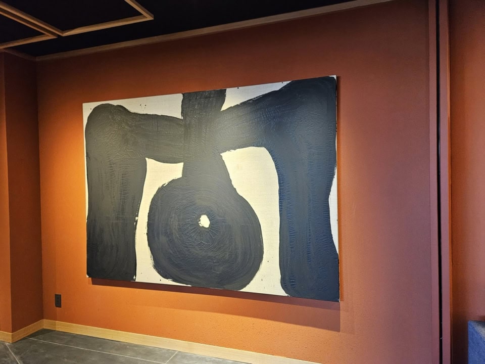 現代的で型にとらわれない自由なスタイルで書を追求する新城大地郎さんの作品。