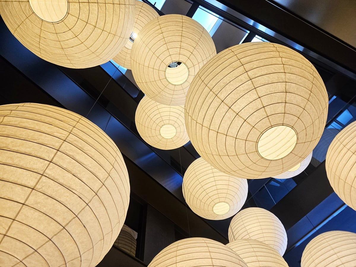 エントランスから見上げたところには、ドラマティックな提灯が揺れる。