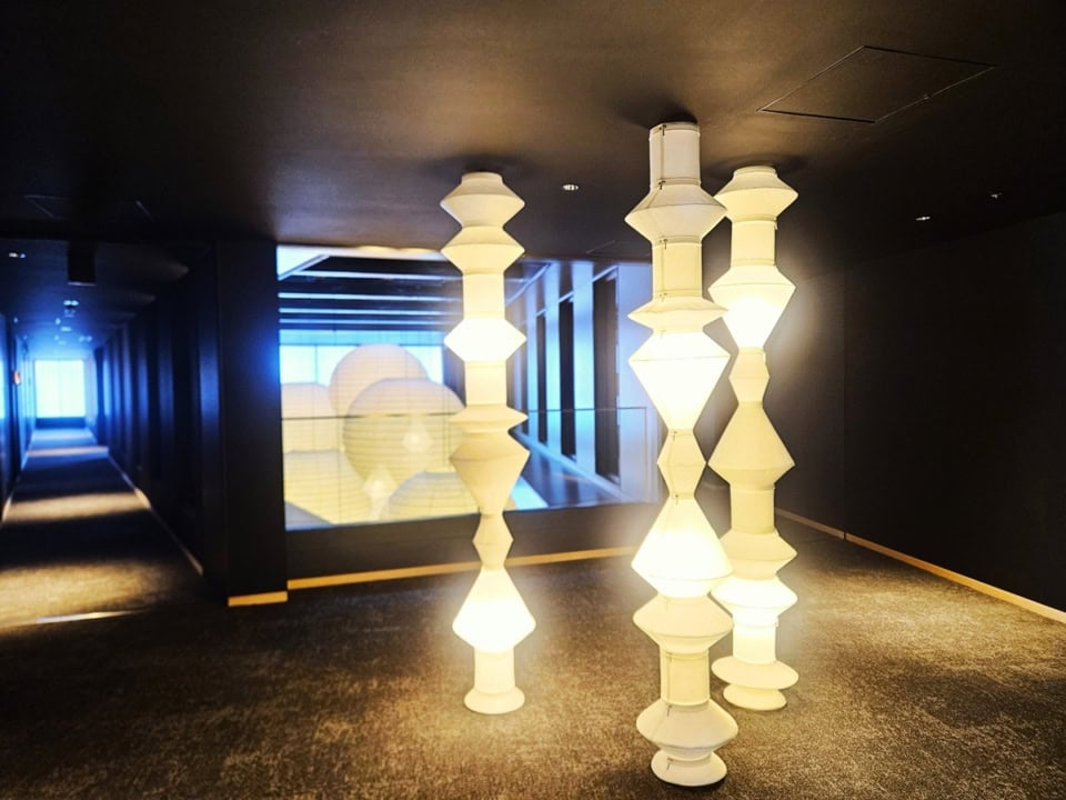 クラフト志向のバッグブランド・KaILIが手掛けるランプシェード。鞄の芯材として用いられる不織布を使い、各パーツをファスナーで連結するユニークなデザイン。