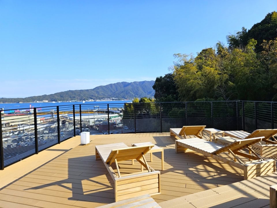 瀬戸内海を望む開放感あふれるテラススペース。