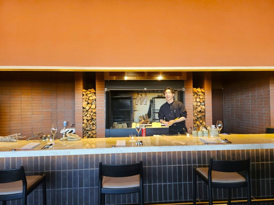 レストランの料理を監修する石浜 綾シェフ。