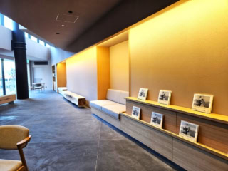 館内にはライブラリースペースも。原爆投下から13年の復興途上にあった広島の街並みと日常を綴った写真集『Hiroshima 1958』の展示が。広島の忘れられることのない歴史や人々の想いに触れるきっかけにも。