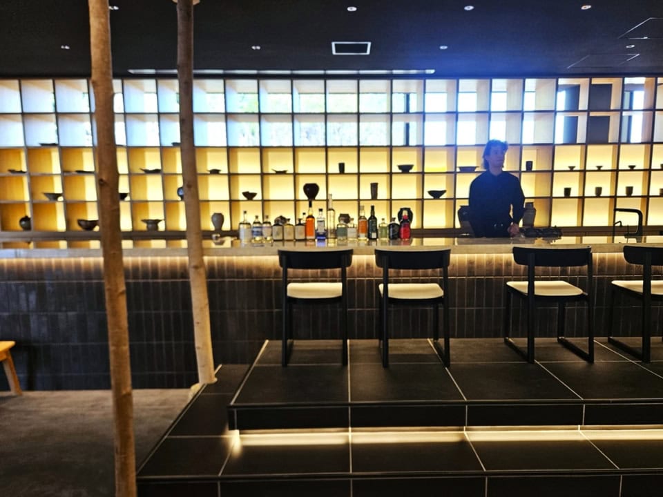 エントランスに面した、アーティスティックな雰囲気のバーカウンター。夕飯後はゆるりと、バーで一杯するのもよし。