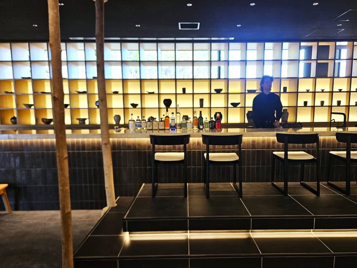 エントランスに面した、アーティスティックな雰囲気のバーカウンター。夕飯後はゆるりと、バーで一杯するのもよし。