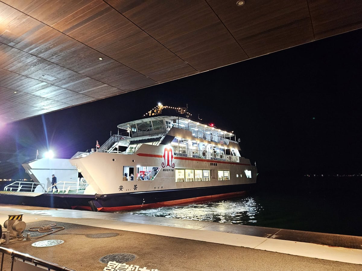 宮島口から宮島へ向かうフェリーは20～22時台前半まで。帰りの時間も考えて、20時台には乗り込みたい。