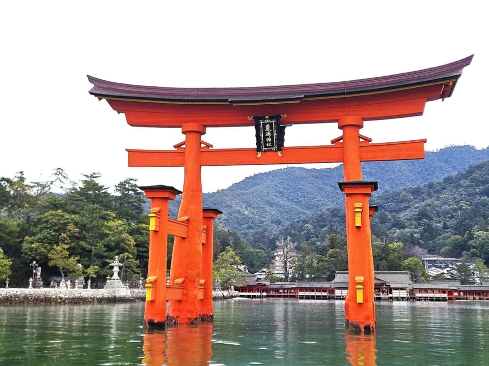 海の上に自重で建っているという高さ16mの大鳥居は圧巻！