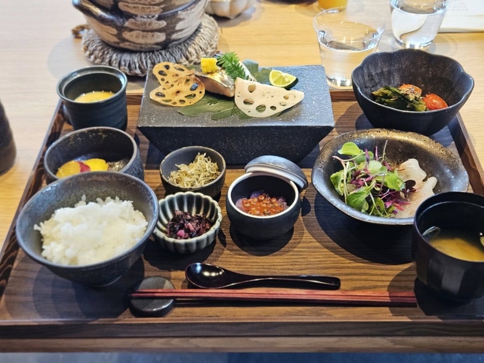 炊き立てのふっくらツヤツヤのごはんは、何膳もおかわりしたくなる。