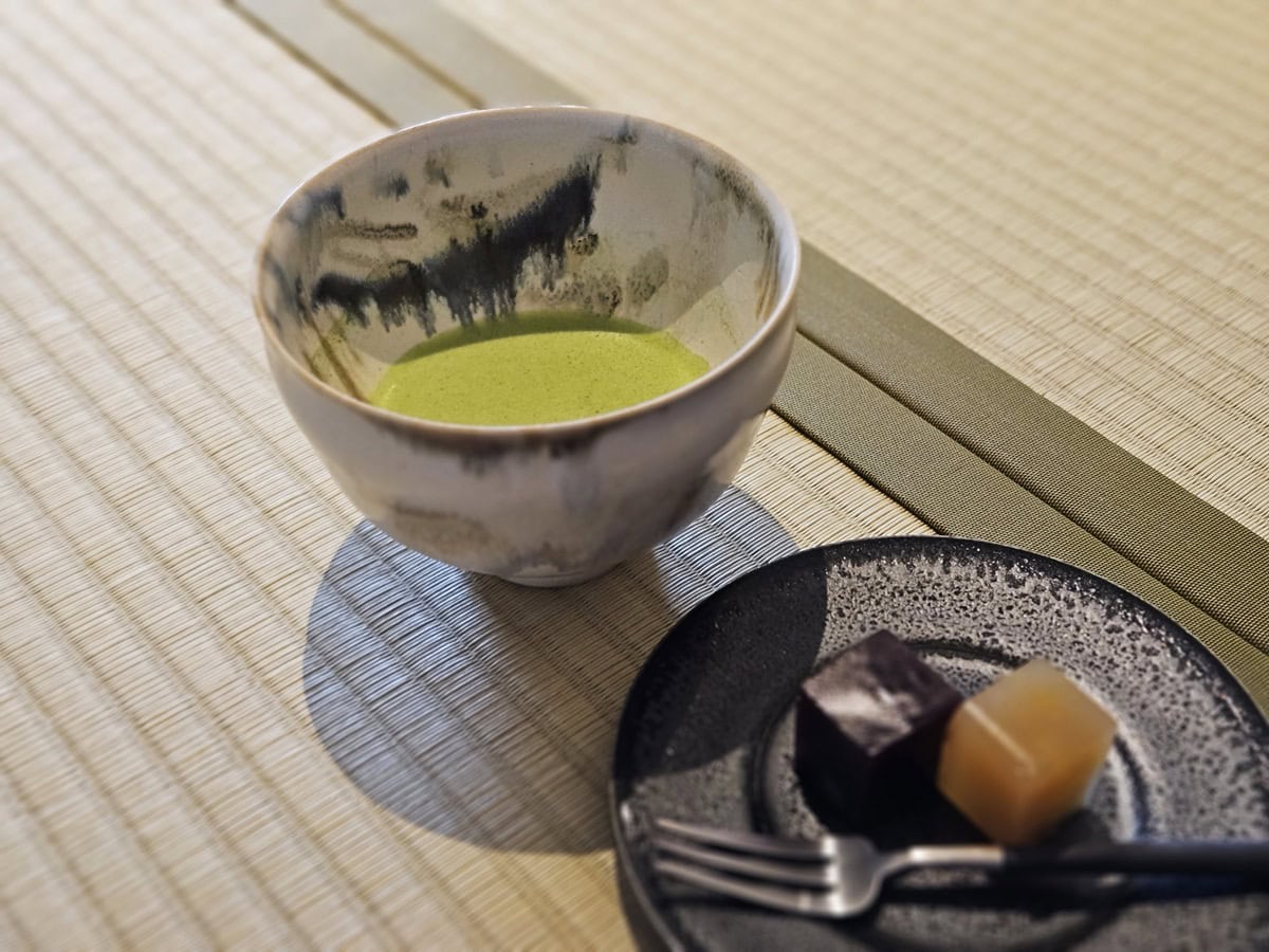 こだわりの有機抹茶とお茶菓子を楽しみながら…。