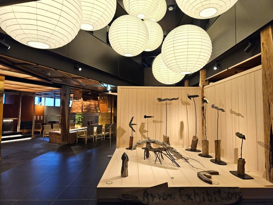 エントランスをはじめホテル内の至る所に、日本で活躍するアーティストや作家の作品がちりばめられている。