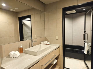 客室内のバス・トイレ・洗面所もゆとりのあるつくり。