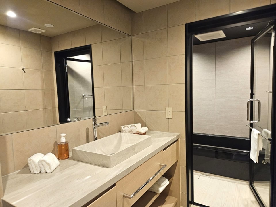 客室内のバス・トイレ・洗面所もゆとりのあるつくり。