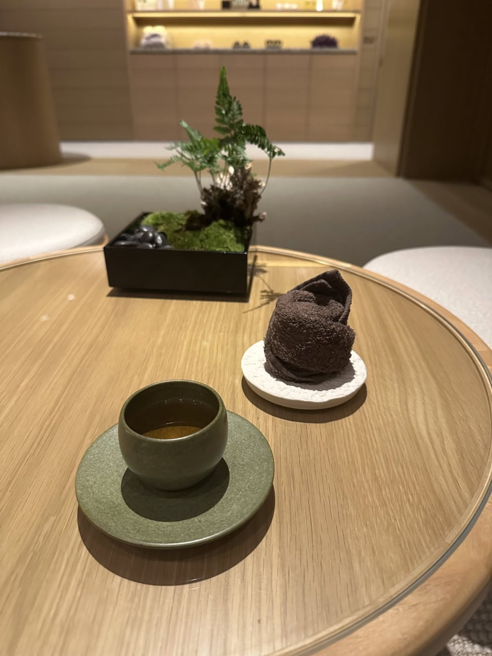 施術前のカウンセリングで提供されるデトックスティー。