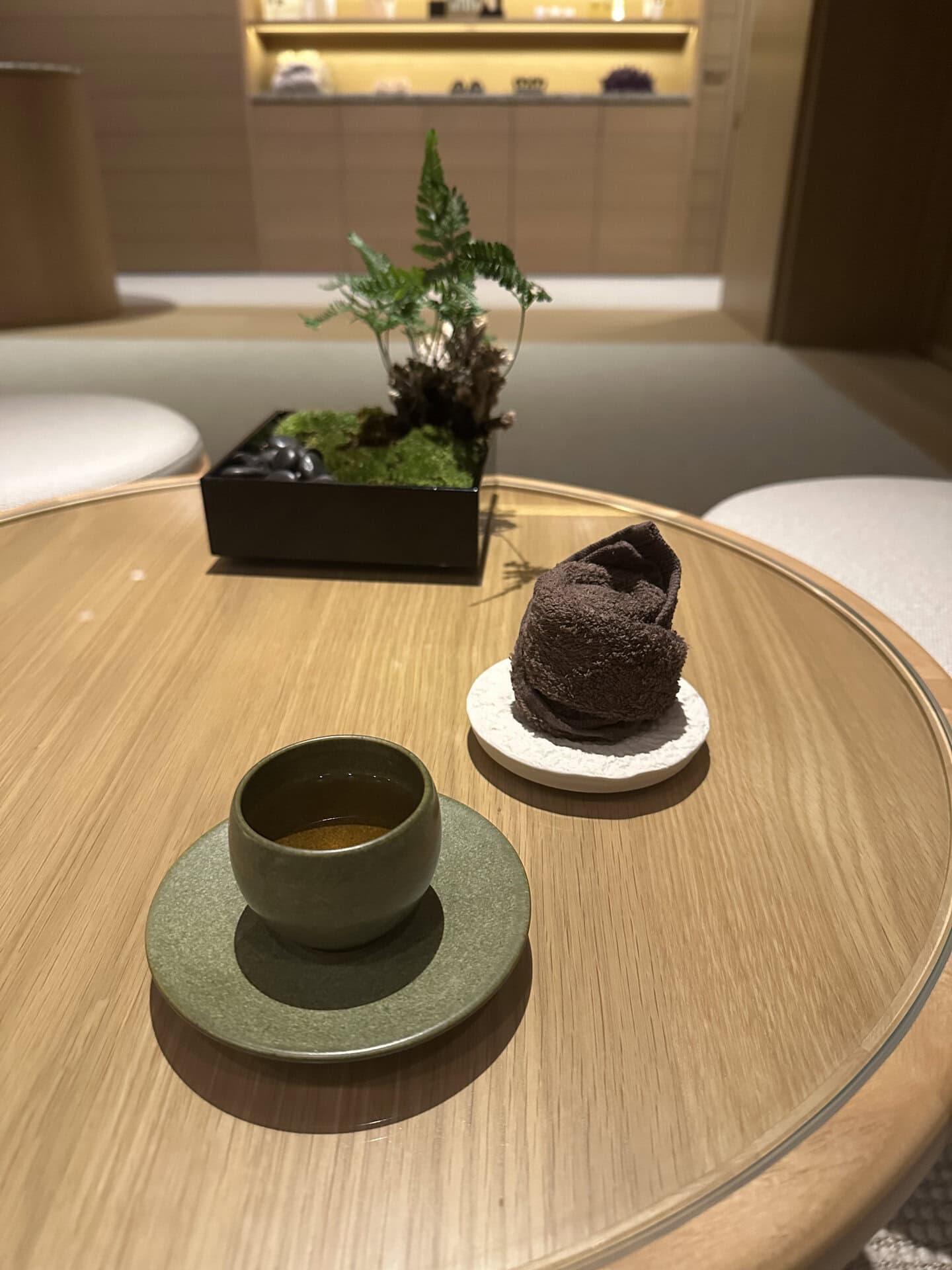 施術前のカウンセリングで提供されるデトックスティー。