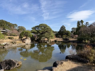 大きな池の景色も素晴らしい「三養荘」の庭園