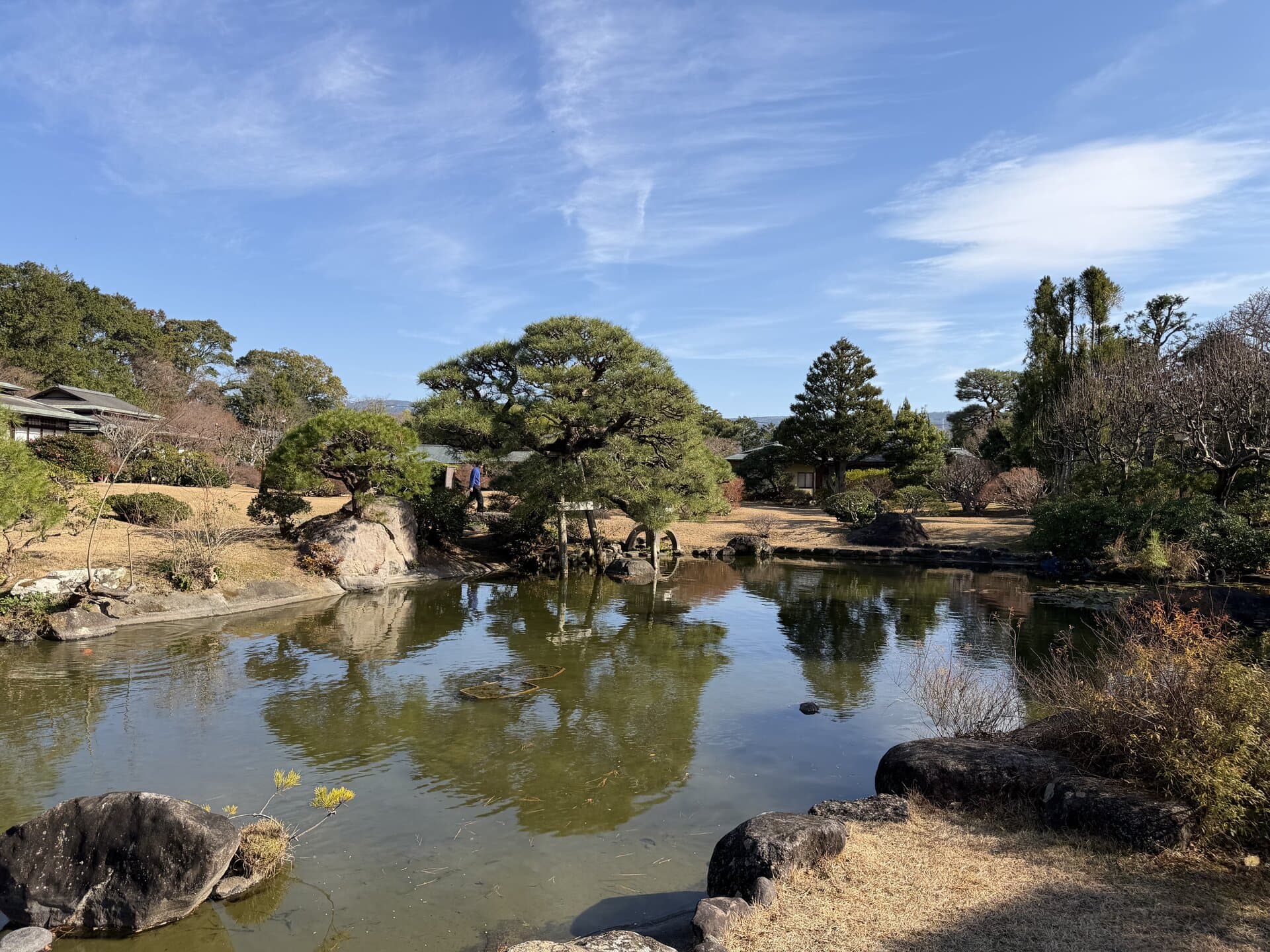 大きな池の景色も素晴らしい「三養荘」の庭園