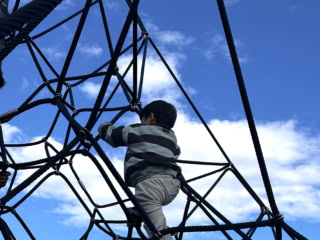 スリル満点のネット遊具