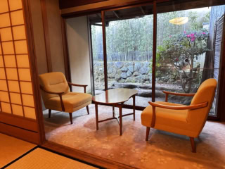 景色を一望できる広い和室