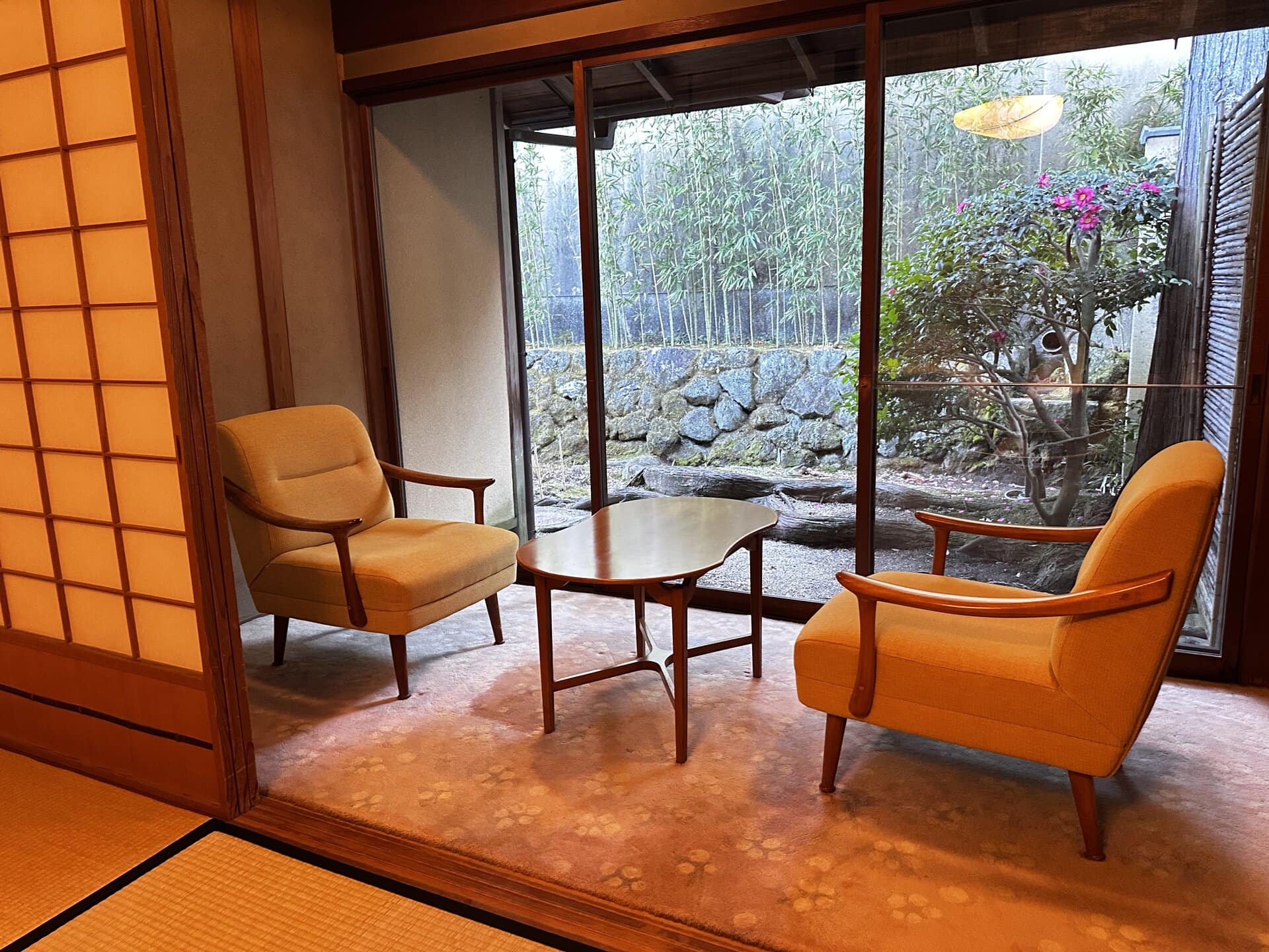 景色を一望できる広い和室