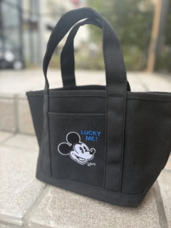 筆者にぴったり！？な「LUCKY ME！ 」の刺繍は、ブラックに映えるブルーで施されています