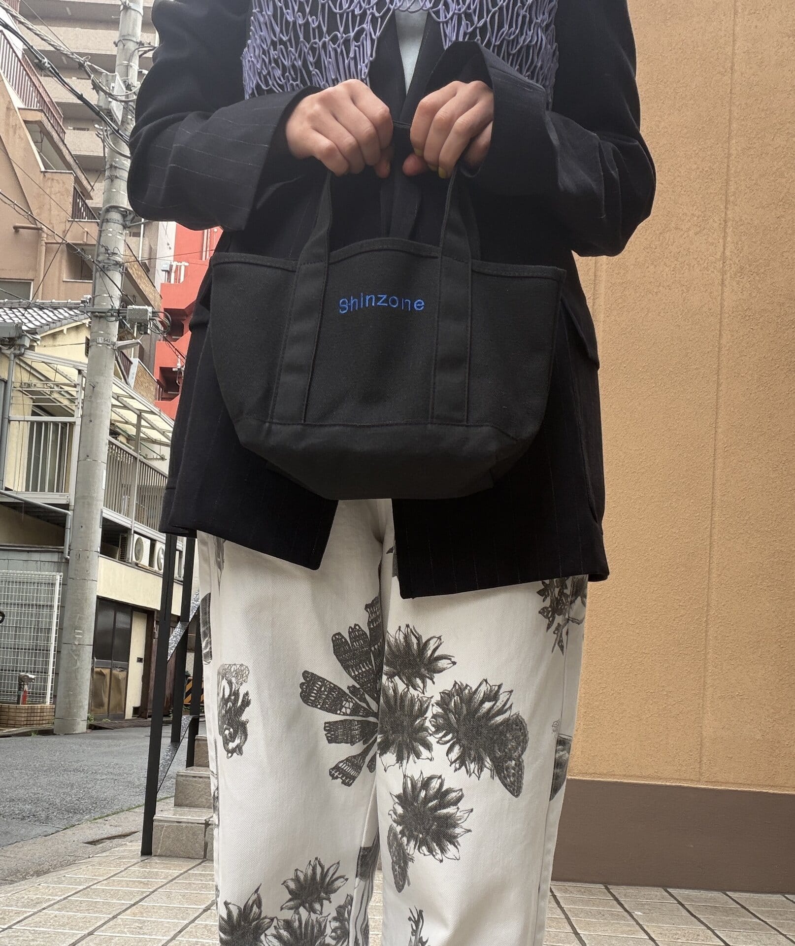 背面に入れられた「Shinzoneも、「LUKY ME！ 」同様にブルーで施されています