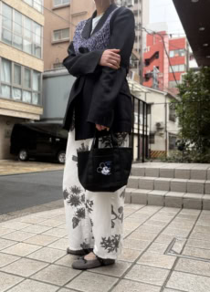 モノクロのミッキーマウスとブルーの刺繍が絶妙なアクセントに