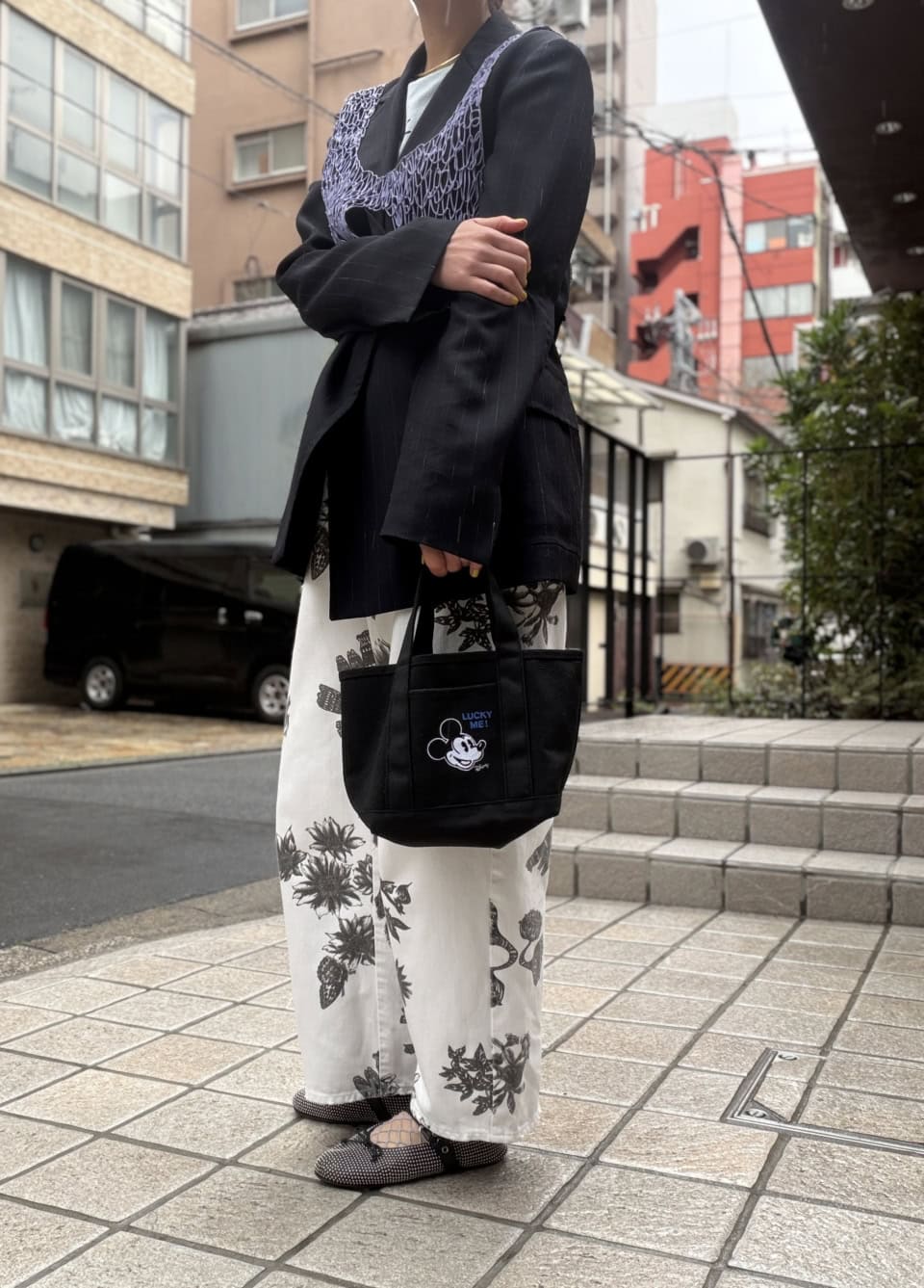 モノクロのミッキーマウスとブルーの刺繍が絶妙なアクセントに