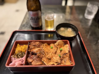 高崎駅の忘れ物センターの方にオススメしていただいた、高崎名物「登利平」の上州御用鳥めし松重（￥1,050）をいただきました！ 土曜だったので昼ビールも♡